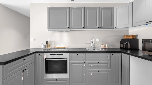 Kjøkkenet har integrert koketopp og stekeovn. Det er opplegg for oppvaskmaskin.