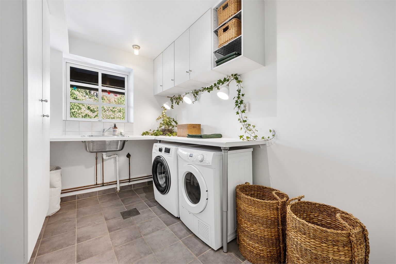 Praktisk vaskerom i kjelleretasjen.