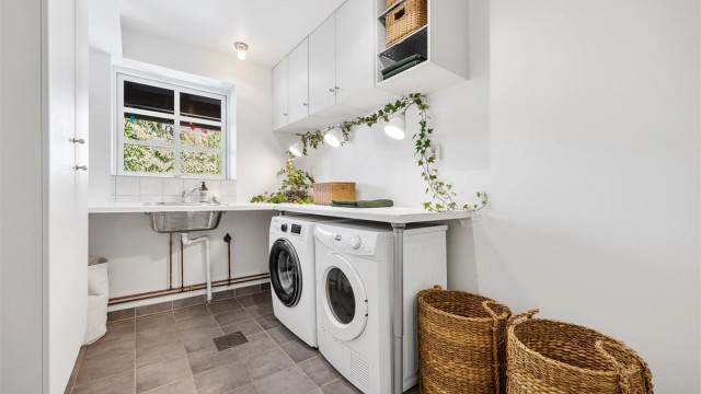 Praktisk vaskerom i kjelleretasjen.