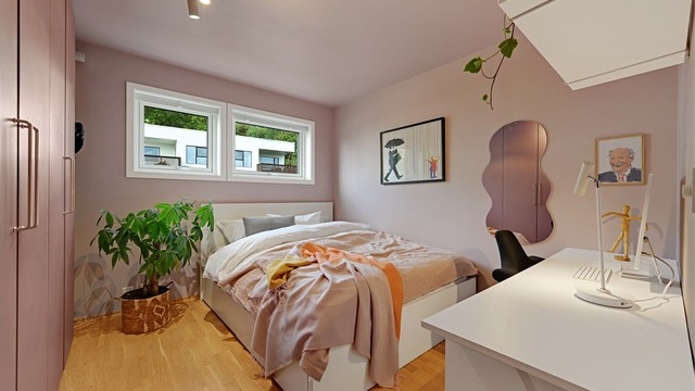 Rommet har en stor garderoberekke med god oppbevaringsplass.