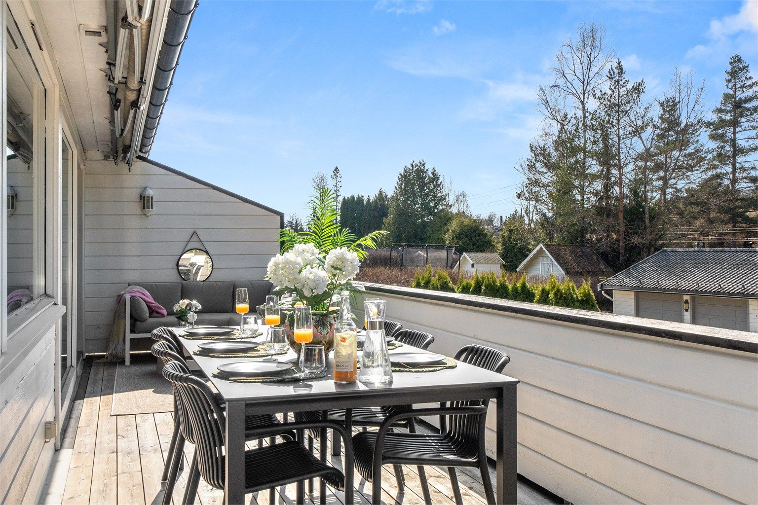 Balkong på ca.  21 kvm med markise for solskjeming. God plass til utemøbler