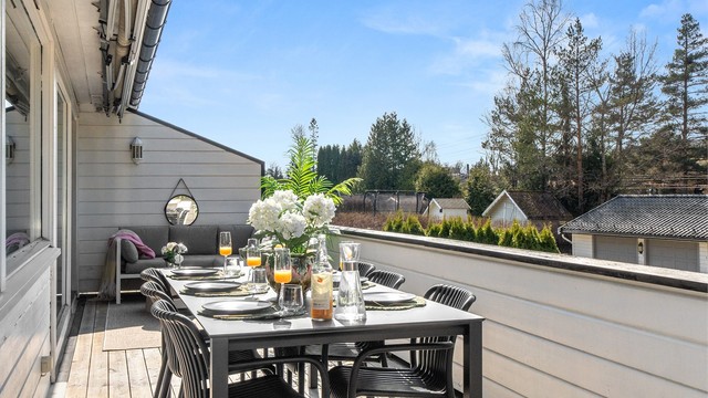 Balkong på ca. 21 kvm med markise for solskjeming. God plass til utemøbler