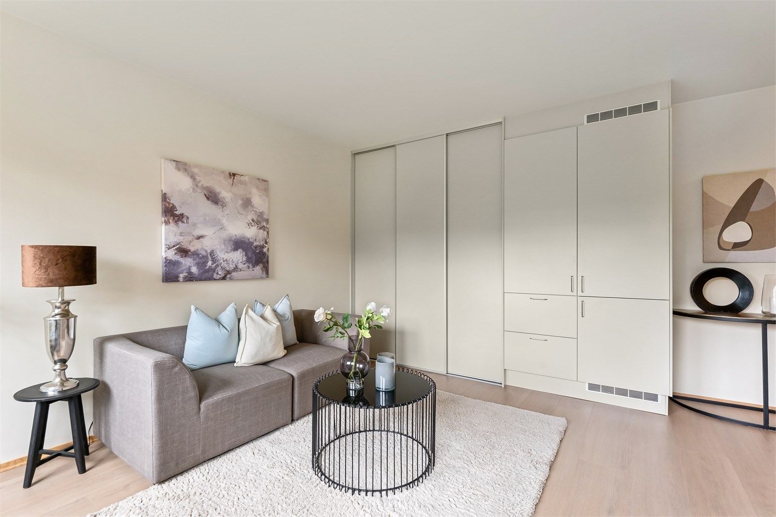 God oppbevaringsplass i en romslig skyvedørsgarderobe.