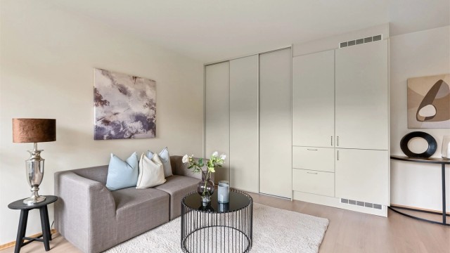 God oppbevaringsplass i en romslig skyvedørsgarderobe.
