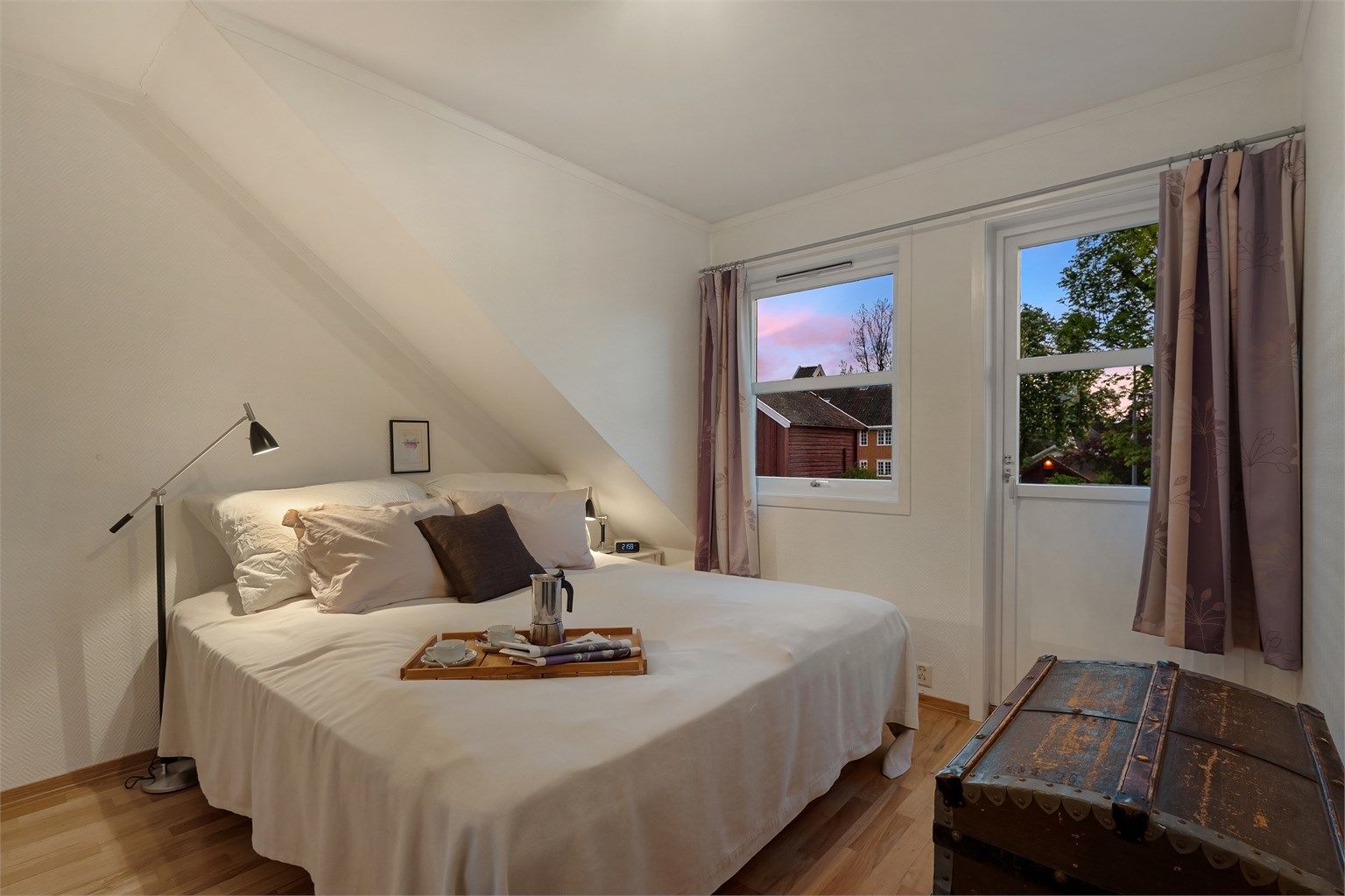 Fra hovedsoverommet er det utgang til en egen balkong på 2 m².