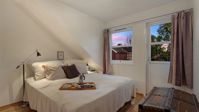 Fra hovedsoverommet er det utgang til en egen balkong på 2 m².