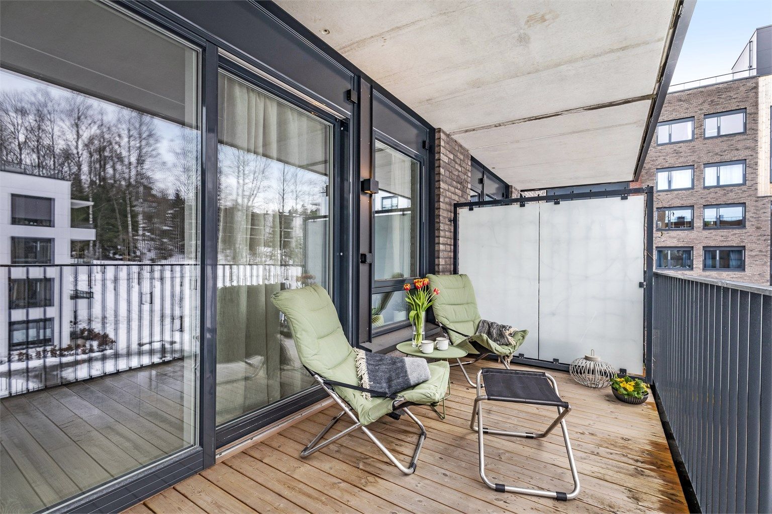 Balkongen er overbygget, sommerkveldene kan nytes selv om det kommer en skur