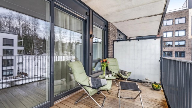 Balkongen er overbygget, sommerkveldene kan nytes selv om det kommer en skur