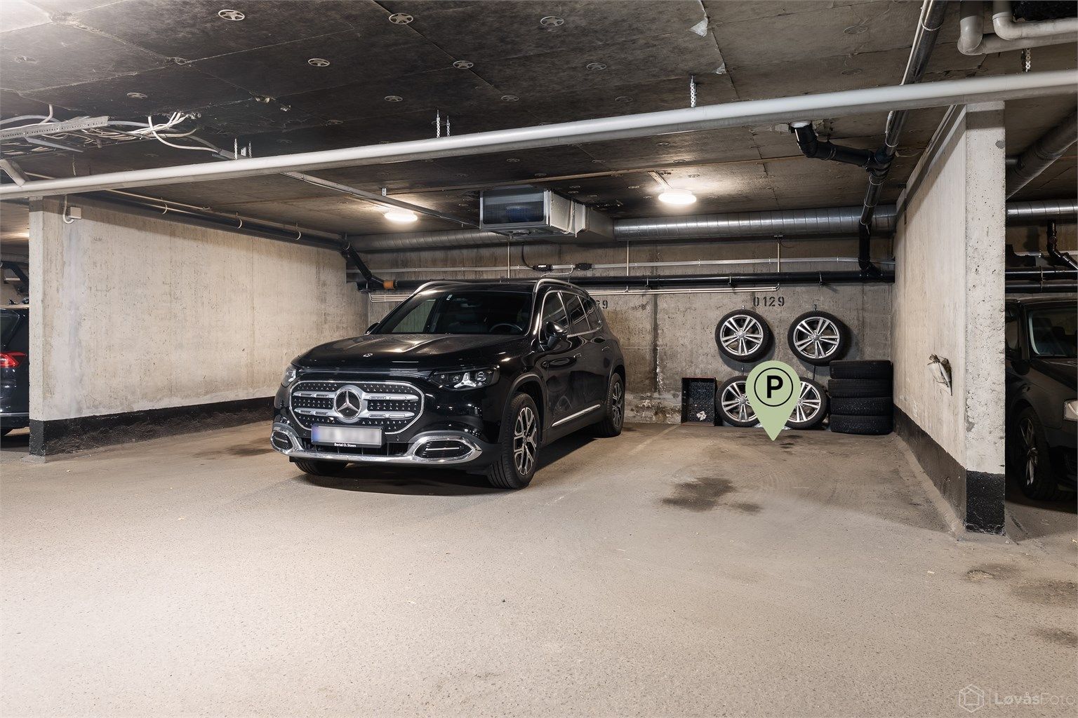 Leiligheten disponerer egen garasjeplass (nr. 0129) i felles oppvarmet garasjeanlegg med automatisk garasjeport. Garasjeanlegget har klargjort infrastruktur for etablering av elbillader