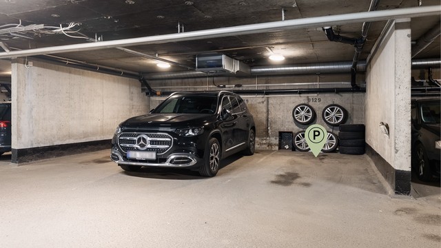 Leiligheten disponerer egen garasjeplass (nr. 0129) i felles oppvarmet garasjeanlegg med automatisk garasjeport. Garasjeanlegget har klargjort infrastruktur for etablering av elbillader