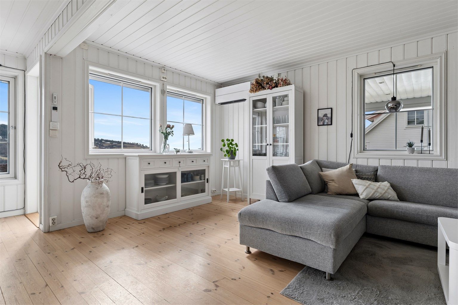 Stuen deles naturlig inn i ulike soner som skaper rom for flere møbleringsmuligheter.