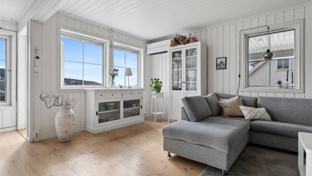 Stuen deles naturlig inn i ulike soner som skaper rom for flere møbleringsmuligheter.