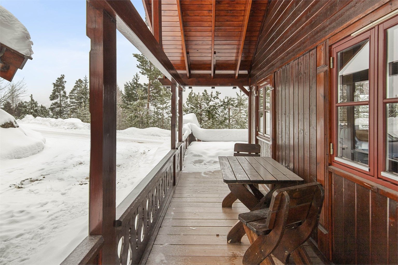 God plass til flere sittegrupper på den store, delvis overbygde terrassen.