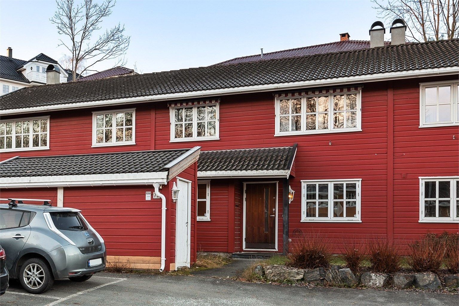 Innholdsrikt rekkehus. Barnevennlig i blindvei, kort vei til barnehage, skoler og kollektivt.