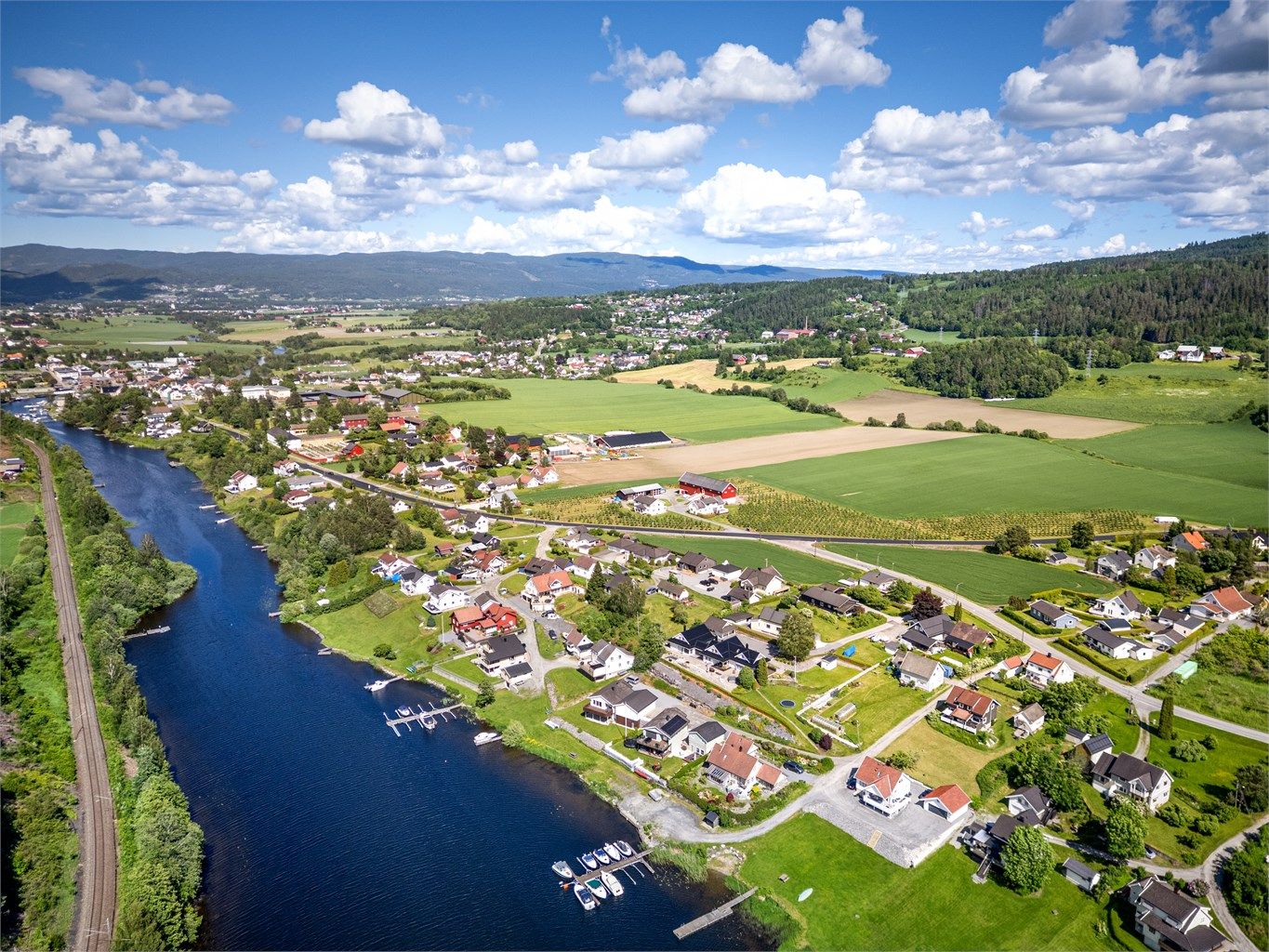 Det er ca. 1 km til Vestfossen sentrum hvor det bla. er jernbanestasjon, butikker, lege og skole