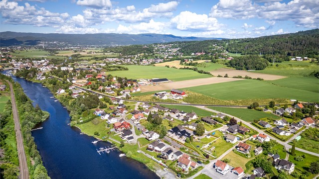 Det er ca. 1 km til Vestfossen sentrum hvor det bla. er jernbanestasjon, butikker, lege og skole