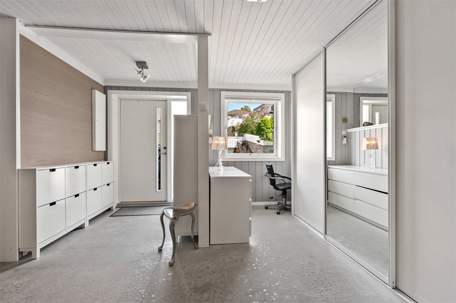 Romslig gang i underetasjen med gulvvarme og god plass til oppbevaring i skyvedørsgarderobe.