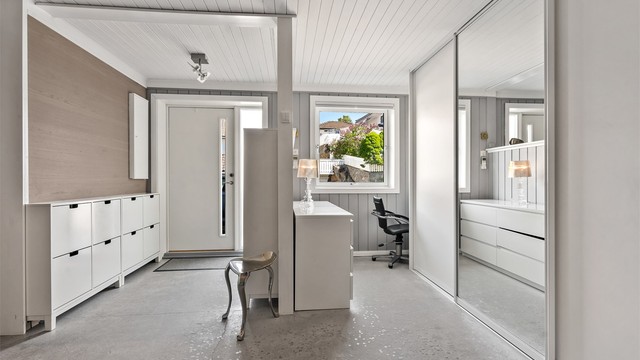 Romslig gang i underetasjen med gulvvarme og god plass til oppbevaring i skyvedørsgarderobe.