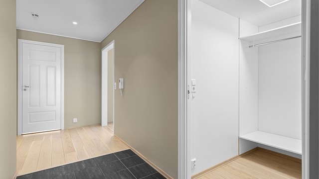Entré med fliser i inngangspartiet og en praktisk garderobe for yttertøy.