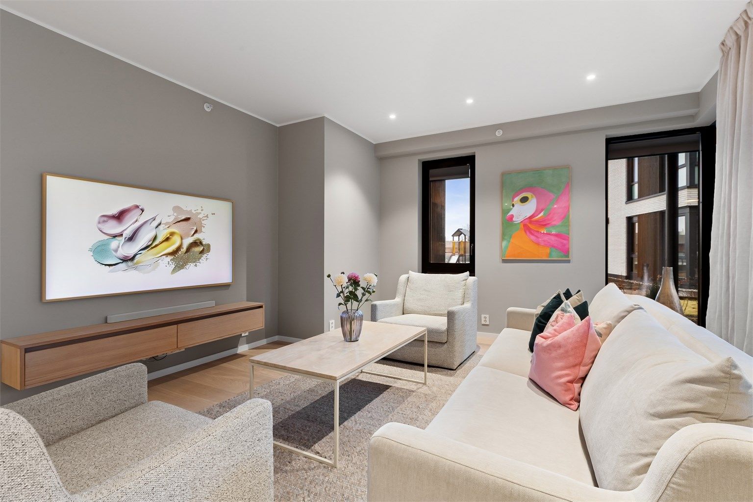 Leiligheten har en flott planløsning bestående av entré/gang, to bad, tre soverom, stue og kjøkken, samt teknisk rom