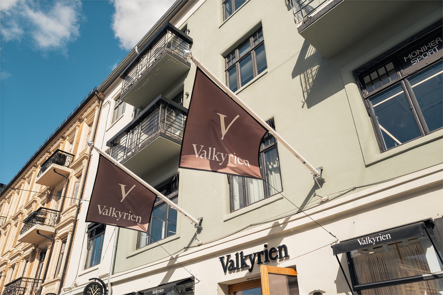 Kort vei til Valkyrien senter med et moderne utvalg av butikker, spisesteder og Vinmonopol.
