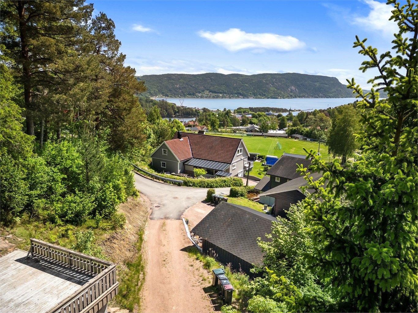 Eiendommen har en tilbaketrukket og usjenert beliggenhet med rolige samt naturskjønne omgivelser.
Foto: Ole Thoresen