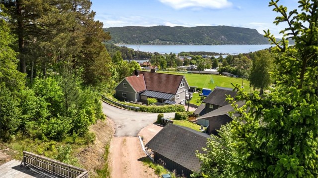 Eiendommen har en tilbaketrukket og usjenert beliggenhet med rolige samt naturskjønne omgivelser.
Foto: Ole Thoresen