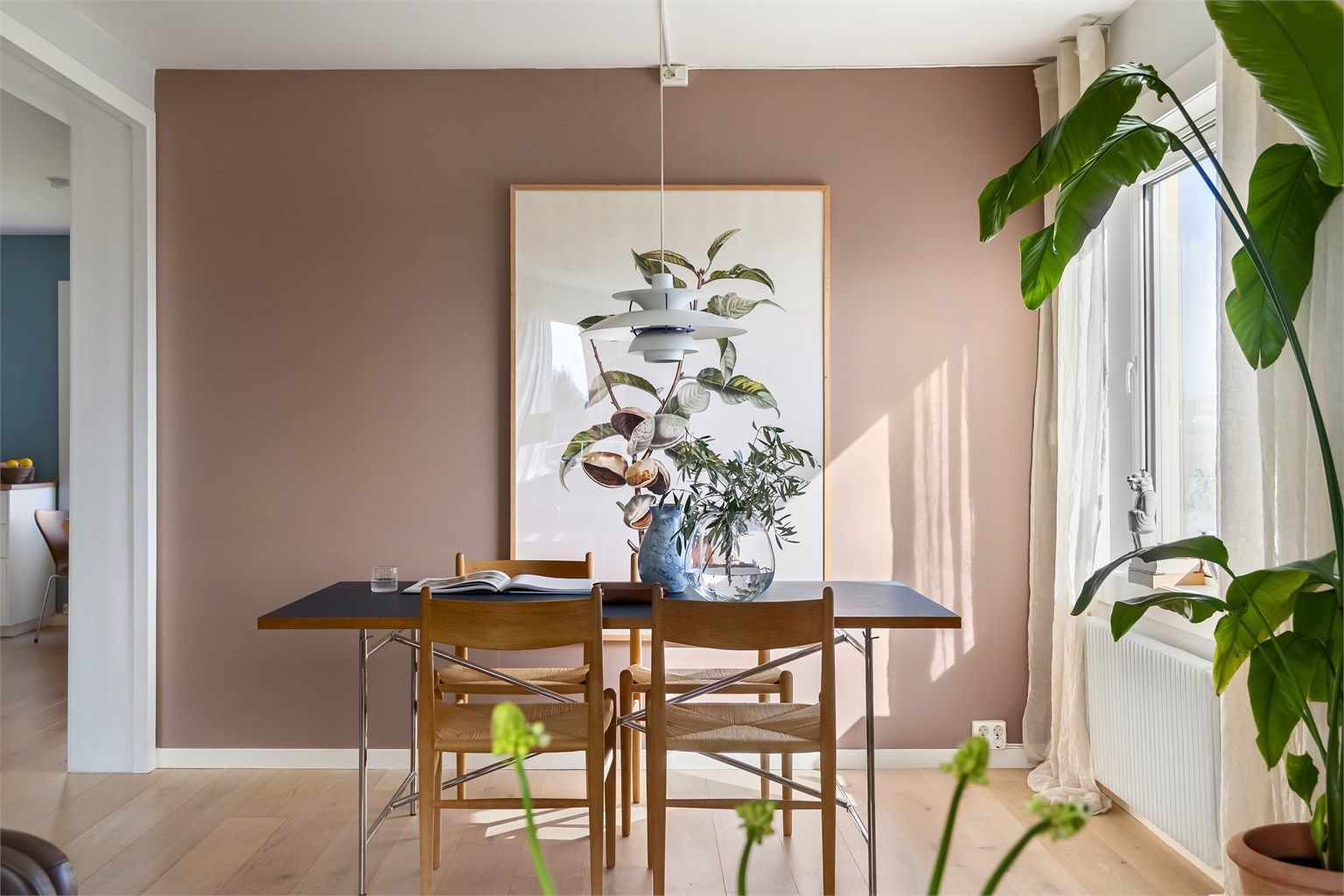 God plass til en romslig spisestue ved vinduet
