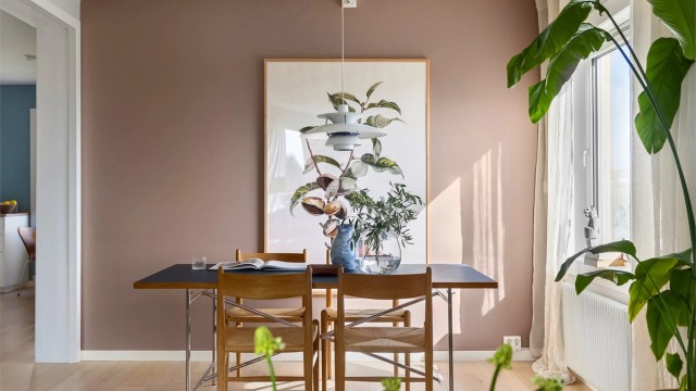 God plass til en romslig spisestue ved vinduet