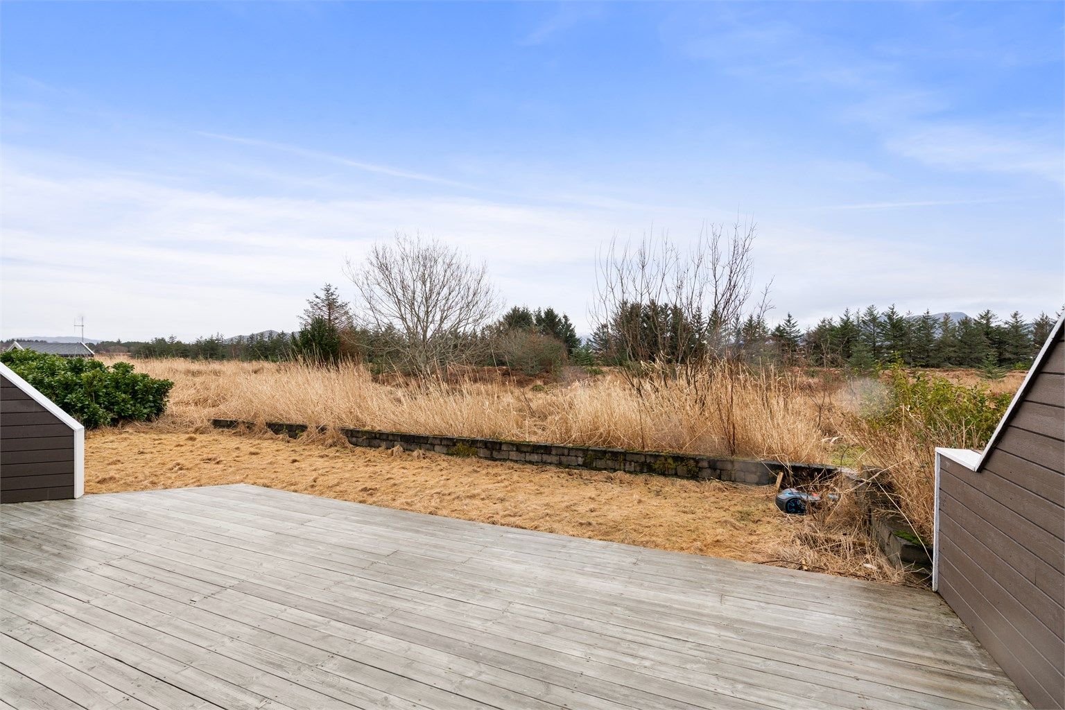 Fra terrassen har du utsikt mot friområder, og du bor med umiddelbar nærhet til kystlandskapet. 