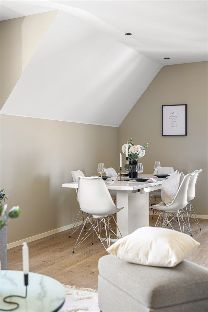 Leiligheten fremstår som tidsriktig og moderne med en-stavs gulv og slette malte overflater. 