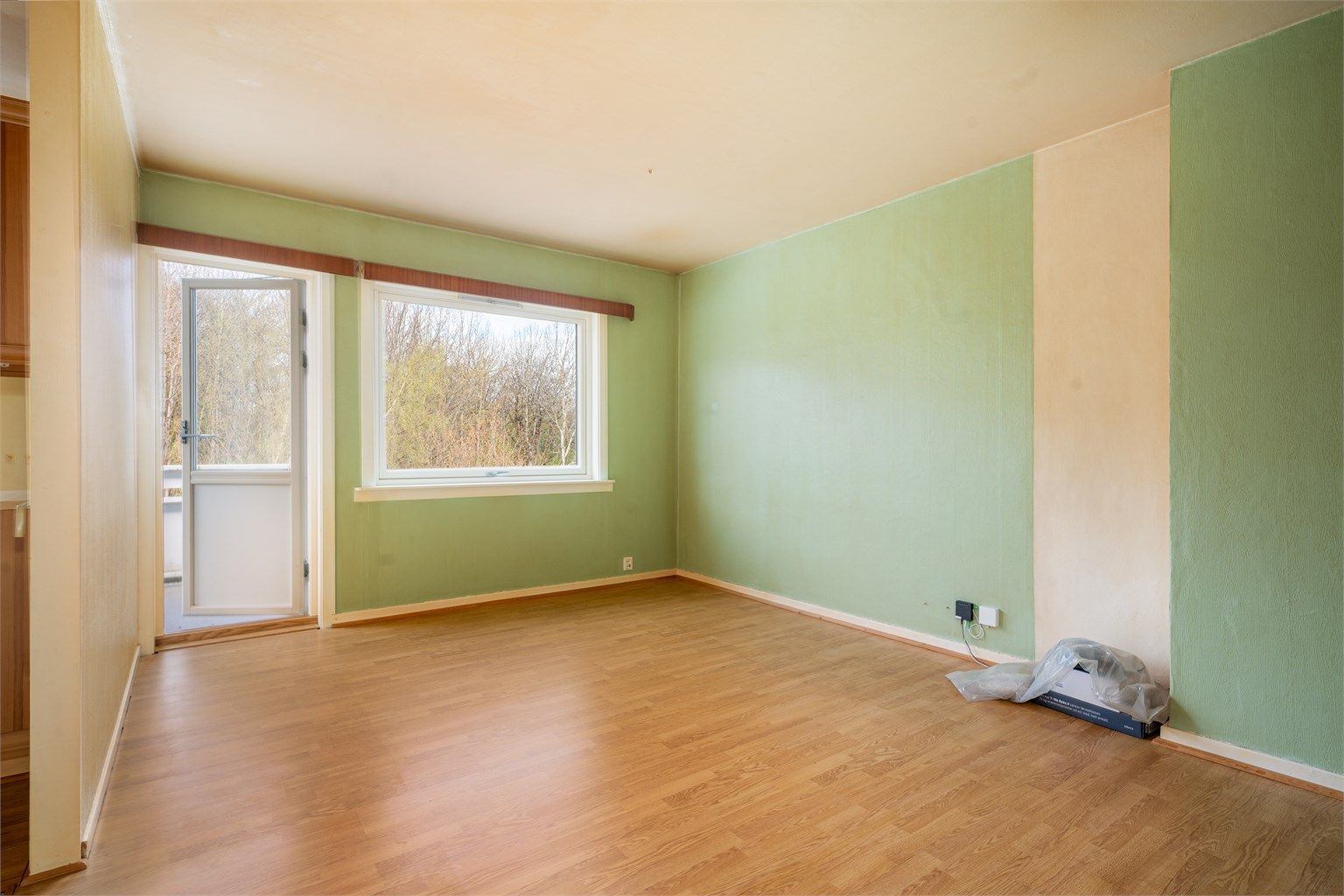 Leiligheten er gjennomgående lys og luftig med utstrakte vindusflater som sikrer rikelig med naturlig dagslys. 