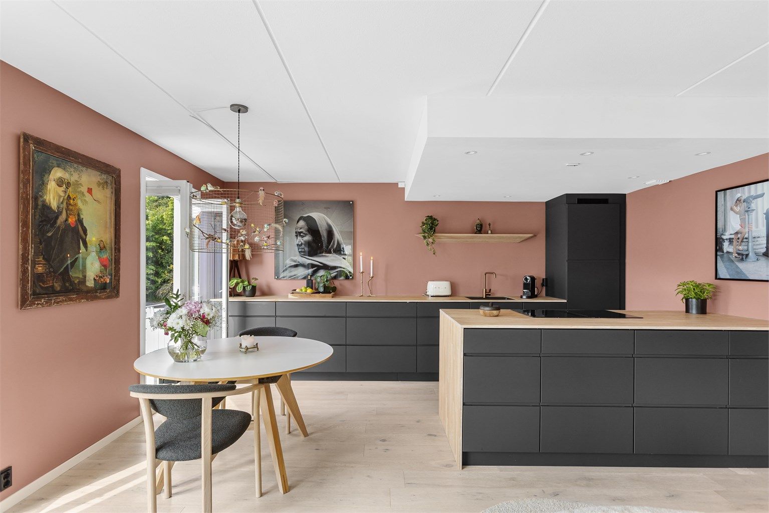 Kjøkkenet fra Kvik (2021) fremstår som svært smakfullt og praktisk – perfekt for både hverdag og gjester.