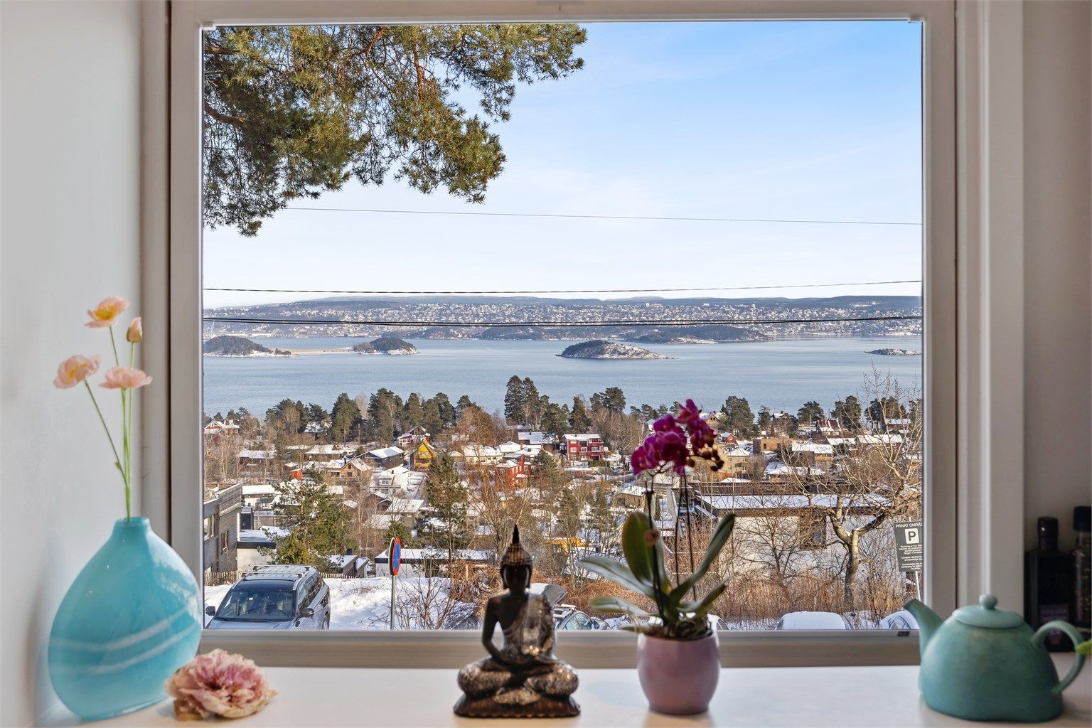 Praktisk barløsning ved vinduet med fantastisk utsikt mot fjorden.