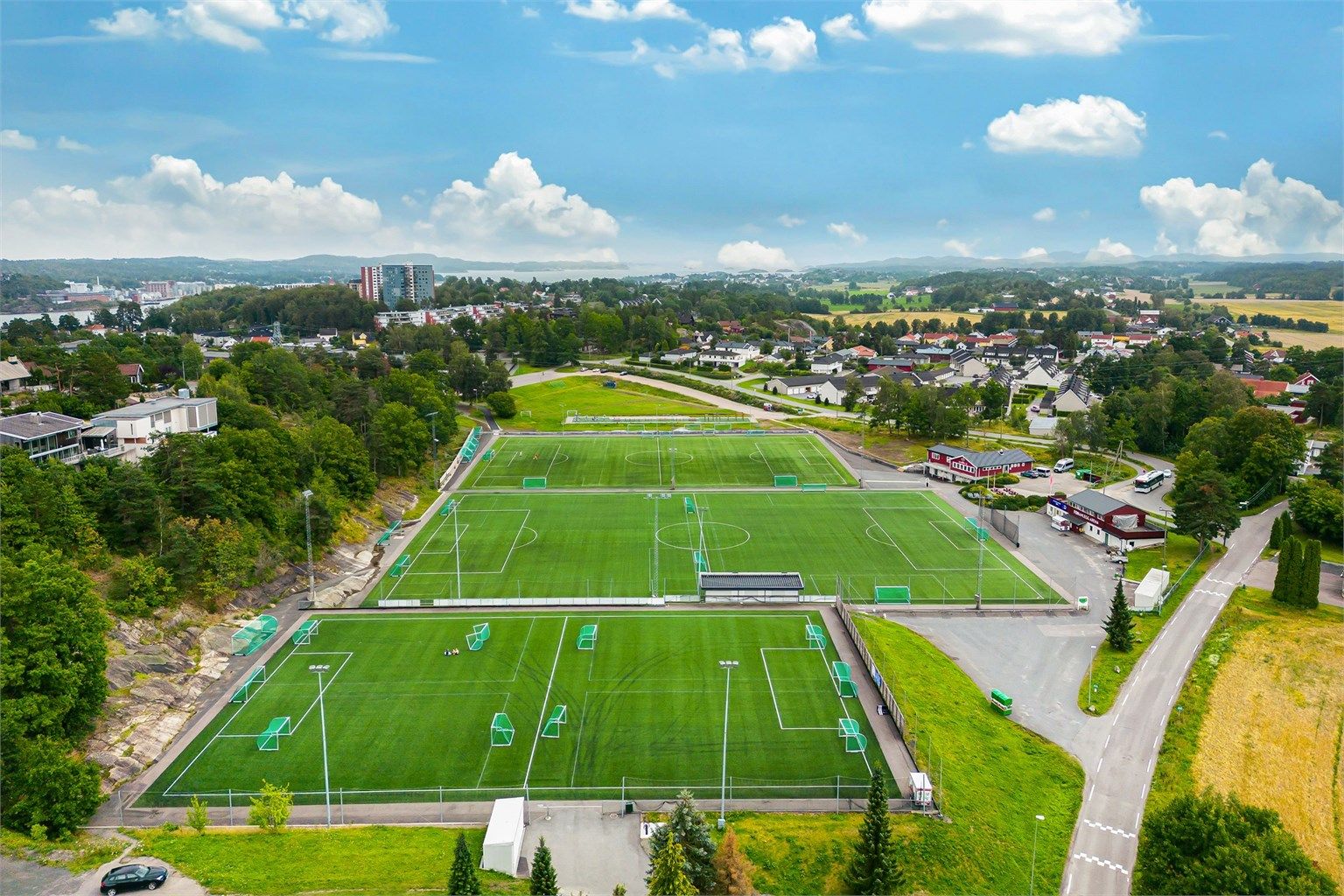 Fra leiligheten har du gangavstand til matbutikk, treningssenter og skole. Virik/Store Bergan idrettsplass ligger kun en kort spasertur fra husveggen.