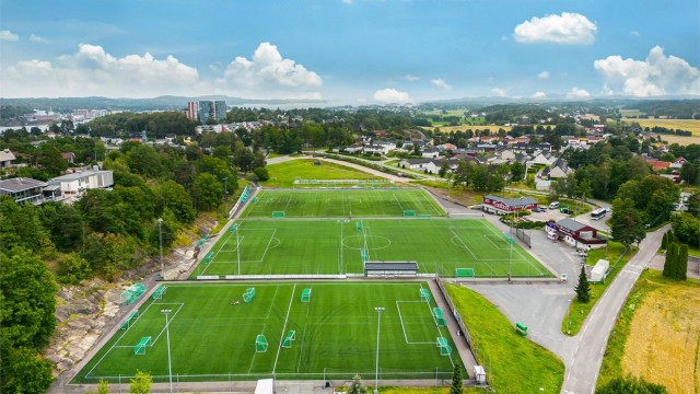Fra leiligheten har du gangavstand til matbutikk, treningssenter og skole. Virik/Store Bergan idrettsplass ligger kun en kort spasertur fra husveggen.