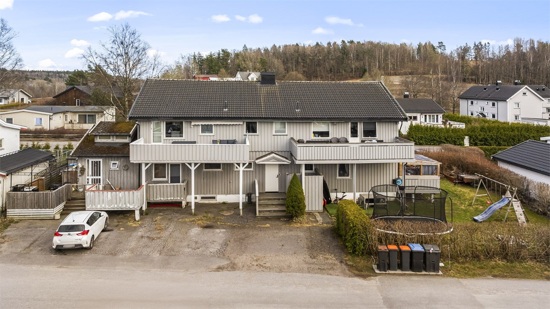 Parkering foran/ under egen balkong. 
