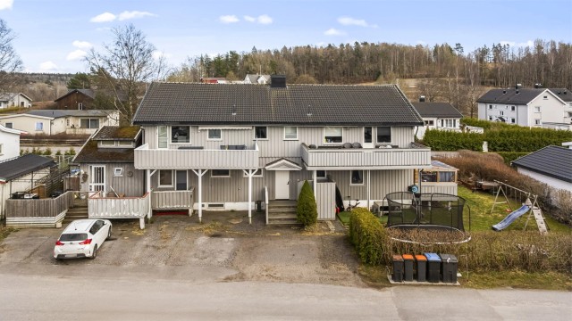 Parkering foran/ under egen balkong.