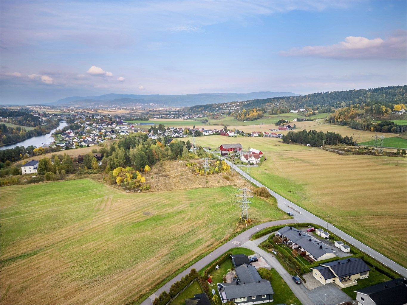 Det er ca. 2 km til Vestfossen sentrum hvor det bla. er jernbanestasjon, butikker, lege og skole