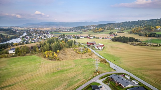 Det er ca. 2 km til Vestfossen sentrum hvor det bla. er jernbanestasjon, butikker, lege og skole