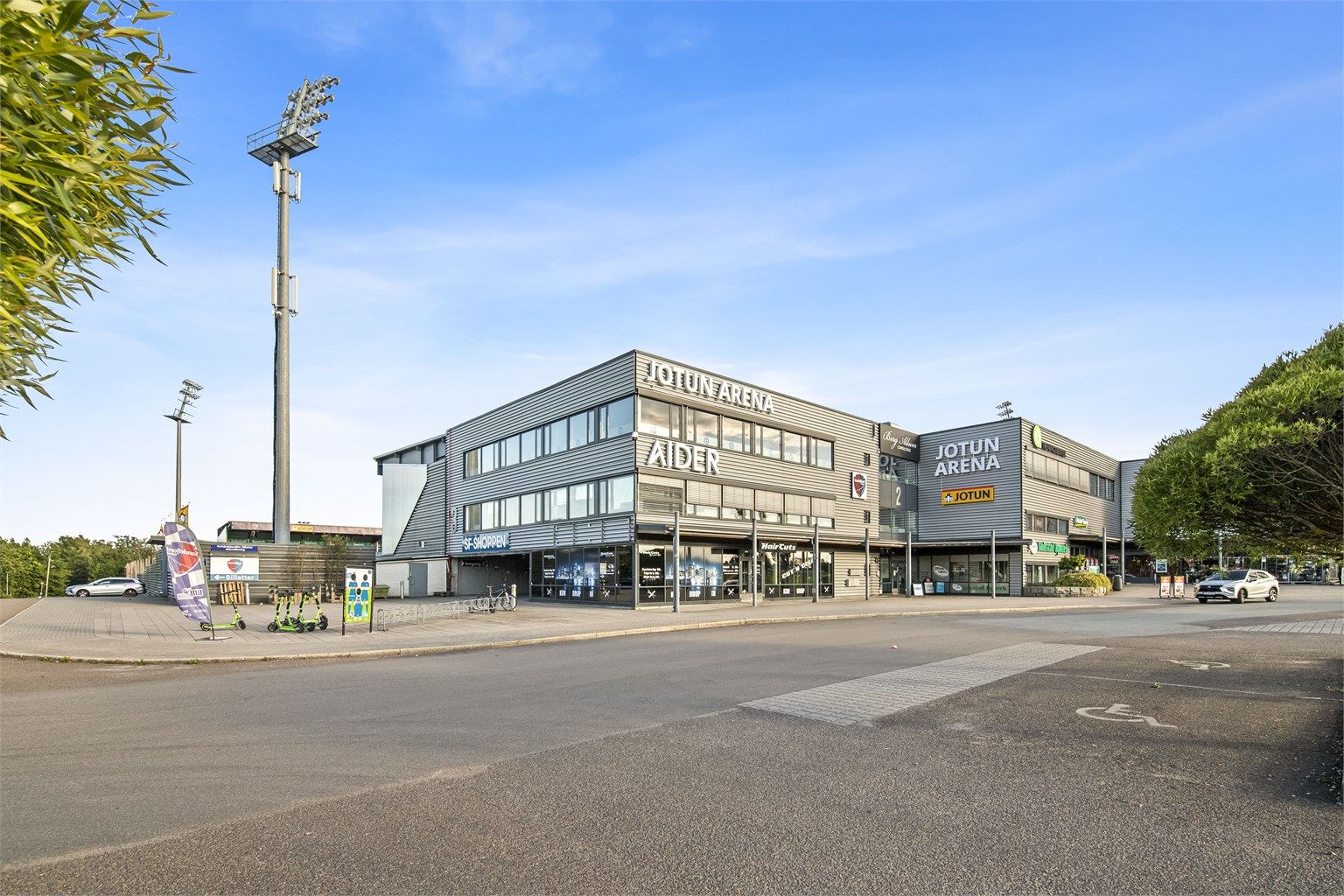 I tillegg ligger Pindsle-området i nærheten, med E2 treningssenter, Sandefjord fotballstadion, bowling og innendørs lekeland. Området har gode tilbud for både barn, unge og voksne.