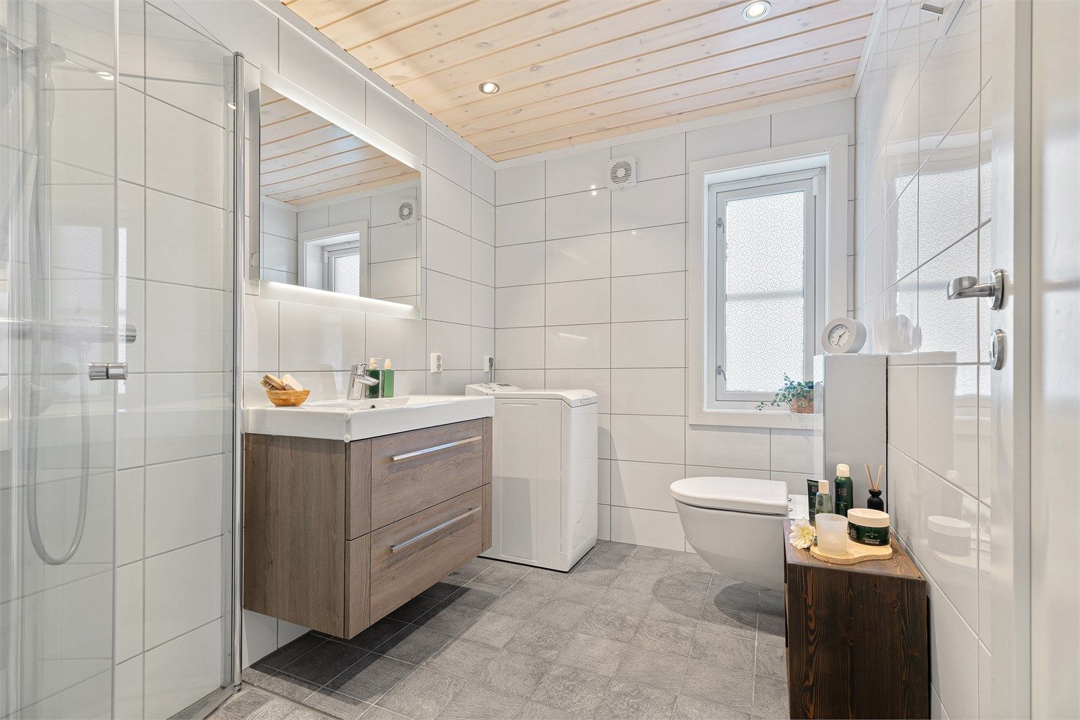 Badet har downlights og gulvvarme. 