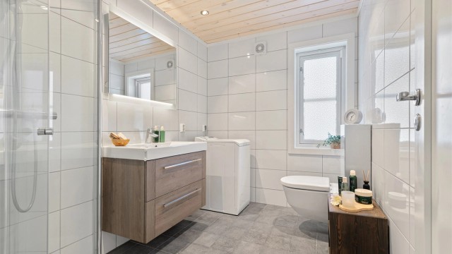 Badet har downlights og gulvvarme.