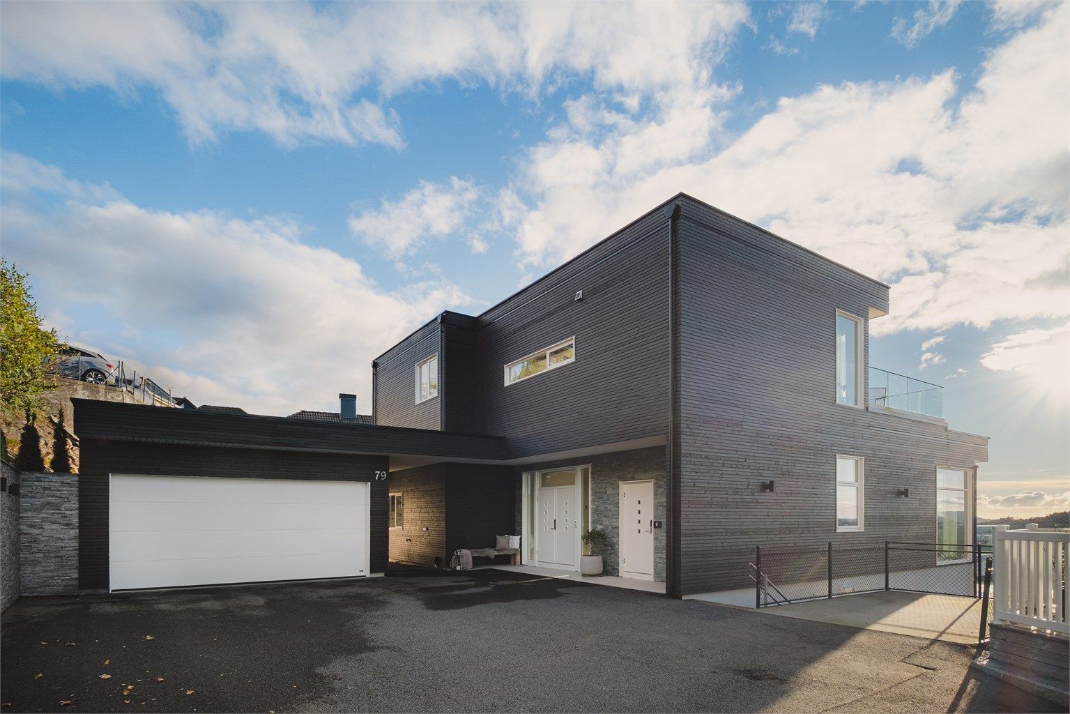Boligen går over tre plan og består av hoveddel, godkjent 3-roms leilighet i underetasjen og en 3-roms hybel i toppetasjen.
Foto: Herr Fotograf