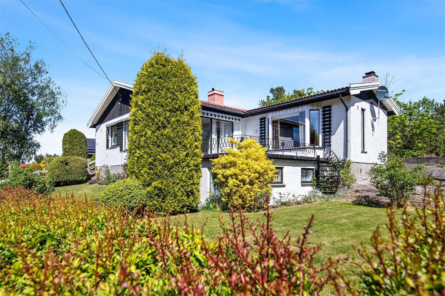 Megler oppfordrer til at man viser hensyn ved kjøring inn til eiendommen, da det bor og ferdes mange barn i området