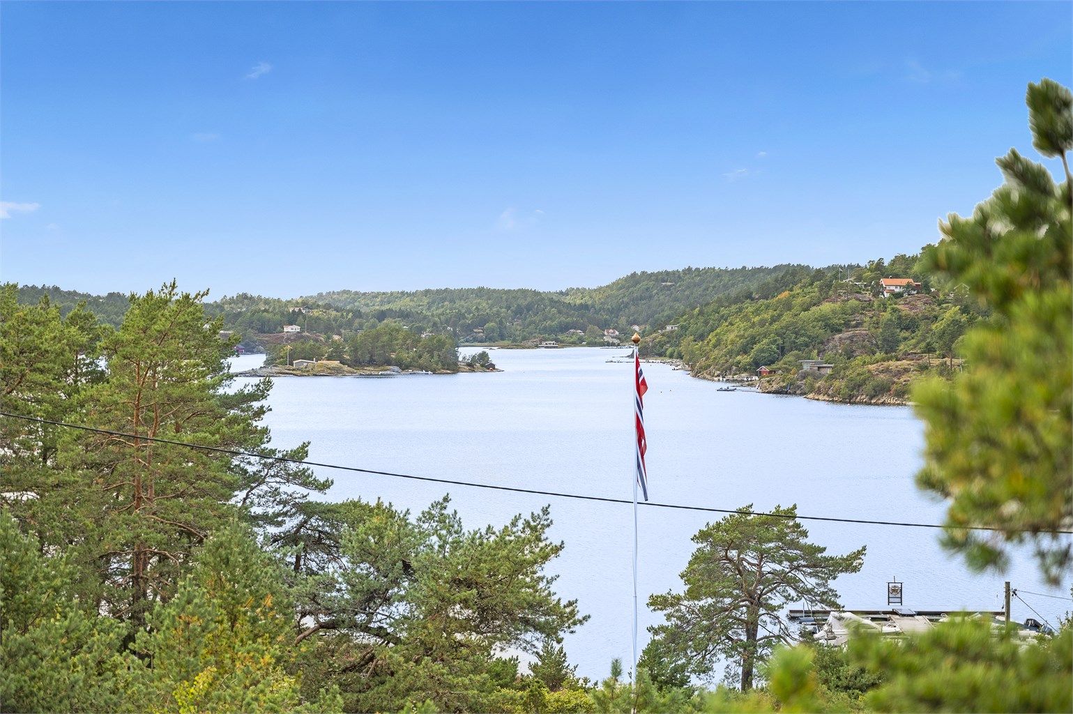 Fra terrassen kan utsikten utover Trosbyfjorden nytes. 