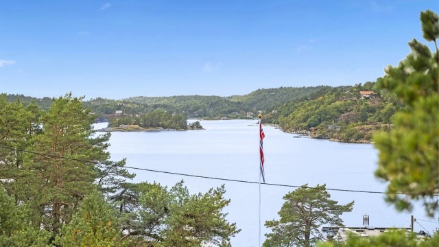 Fra terrassen kan utsikten utover Trosbyfjorden nytes.