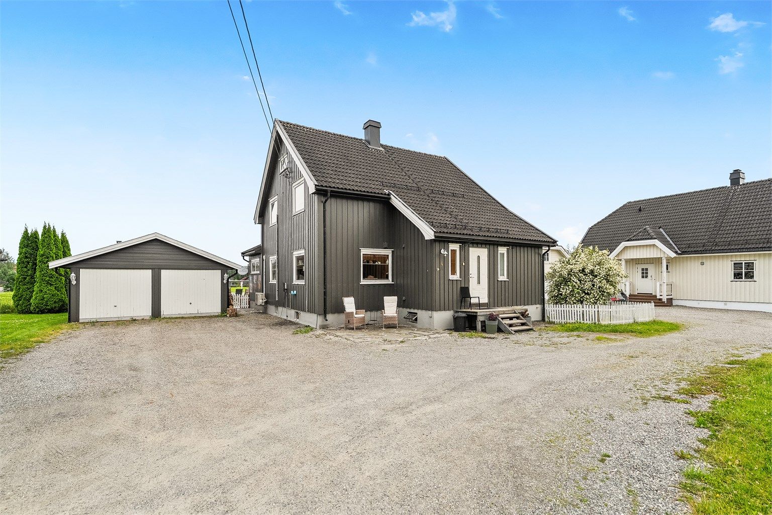 Det er romslig gårdsplass med god plass til biloppstillinger, og det er muligheter for flere sitteplasser foran huset