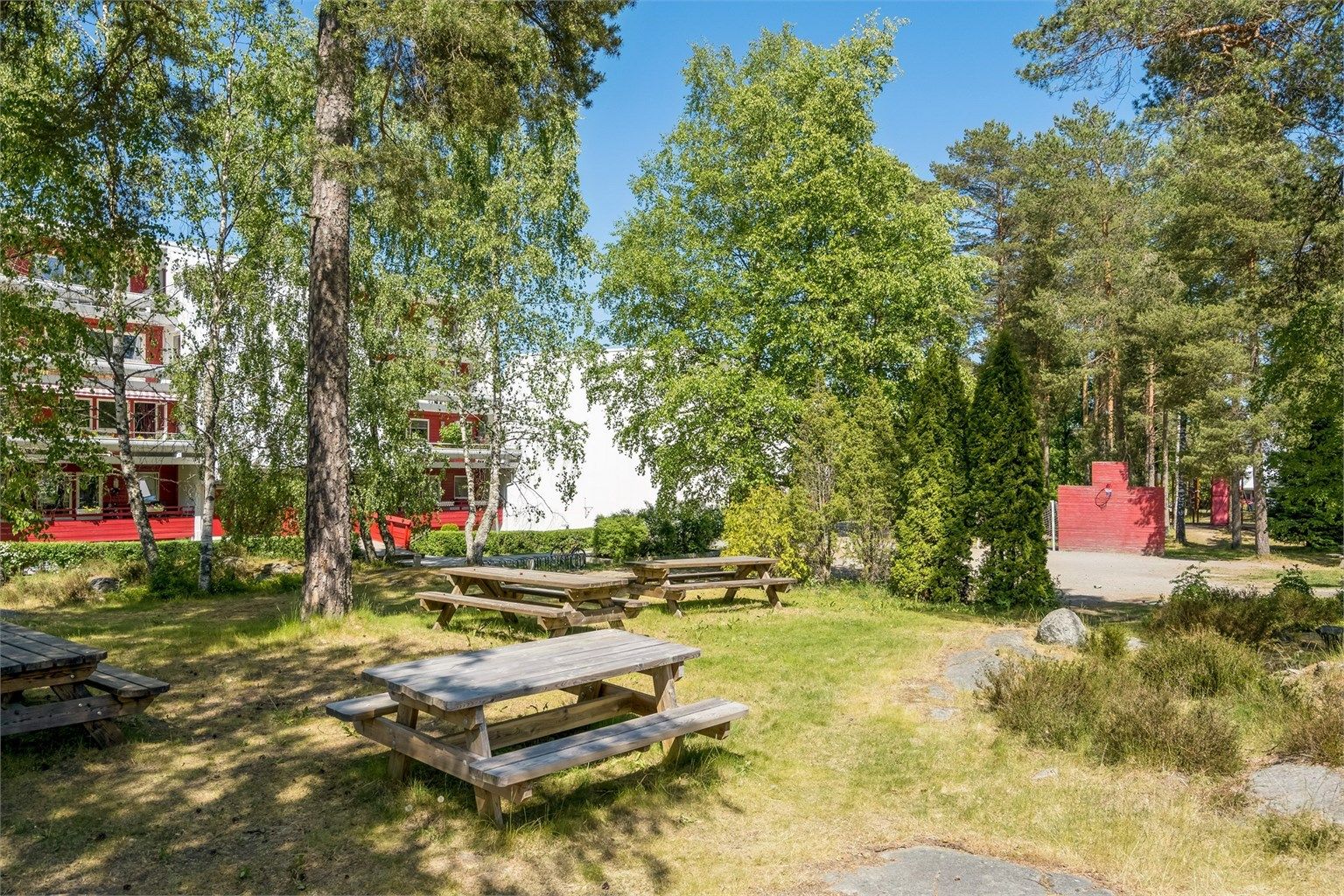 Boligfeltet har fine fellesområder med sitteplasser og lekeplass. 