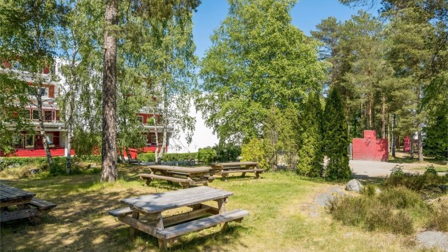 Boligfeltet har fine fellesområder med sitteplasser og lekeplass.